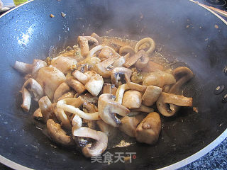 杂锦海鲜烩蘑菇的做法步骤：7