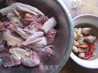 砂锅啤酒鸭的做法步骤：1