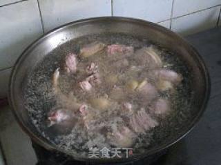 砂锅啤酒鸭的做法步骤：2