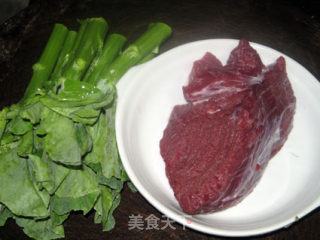 柱侯牛肉扒芥蓝的做法步骤：1