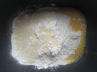 红豆酥松粒辫子包的做法步骤：2