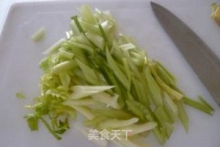 西芹百合的做法步骤：2