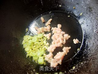 【炸酱面 花样做】家常炸酱面的做法步骤：3
