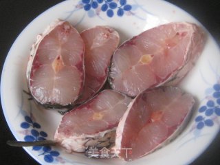 煎草鱼块的做法步骤：1