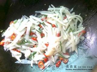 炸酱萝卜丝拌宽面的做法步骤：11