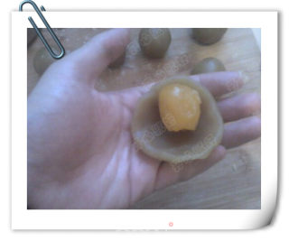 广式莲蓉蛋黄月饼的做法步骤：11