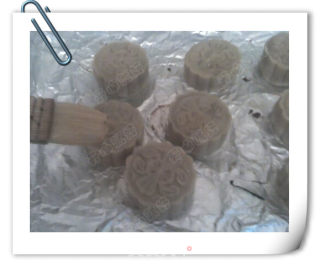 广式莲蓉蛋黄月饼的做法步骤：18