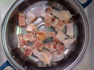 【家常菜】红烧栗子鸡块的做法步骤：2