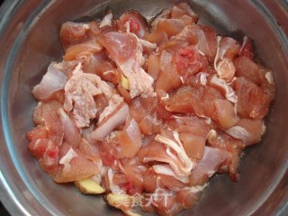 宫爆鸡丁的做法步骤：1