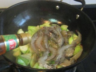 丝瓜炒对虾的做法步骤：3