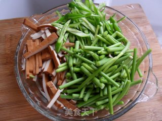 蒜苗豆干炒肉丝的做法步骤：2