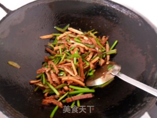 蒜苗豆干炒肉丝的做法步骤：6