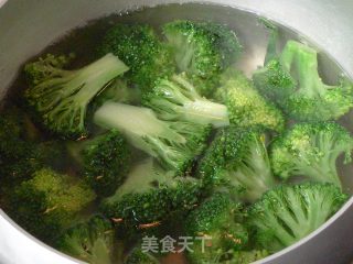 【茄汁西兰花】简单菜提供大营养的做法步骤：1