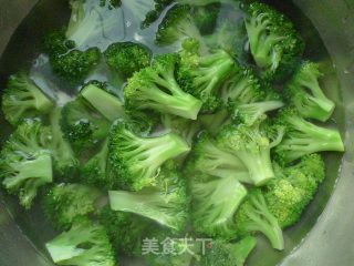 【茄汁西兰花】简单菜提供大营养的做法步骤：2