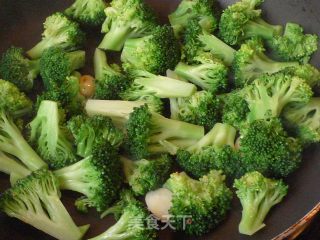 【茄汁西兰花】简单菜提供大营养的做法步骤：4