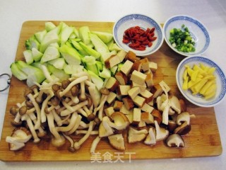 豆腐干丝瓜汤的做法步骤：2
