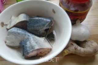豆瓣酱烧马鲛鱼的做法步骤：1