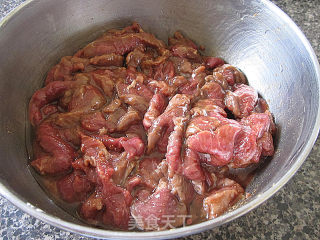 蚝油炒洋葱牛肉的做法步骤：1