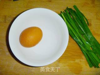 【简单制作的花样饼大全】营养早餐---韭菜鸡蛋薄饼的做法步骤：3