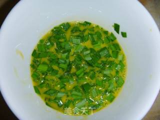【简单制作的花样饼大全】营养早餐---韭菜鸡蛋薄饼的做法步骤：7