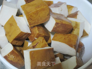 肉荤：酱豆干红烧肉的做法步骤：2