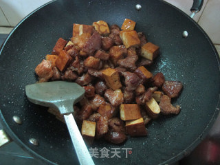 肉荤：酱豆干红烧肉的做法步骤：7