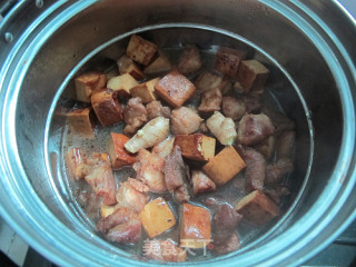 肉荤：酱豆干红烧肉的做法步骤：8