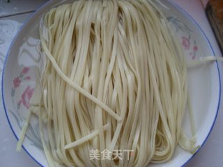 剥皮鱼炸酱面的做法步骤：1