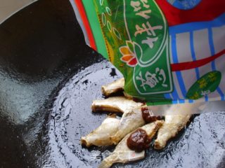 剥皮鱼炸酱面的做法步骤：8