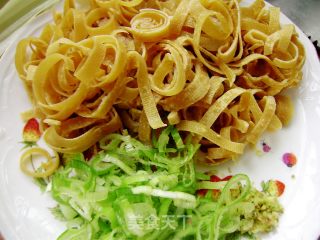 家常菜----绿豆芽炒干豆腐丝的做法步骤：2