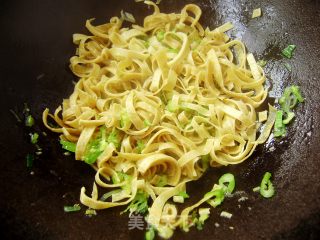 家常菜----绿豆芽炒干豆腐丝的做法步骤：4