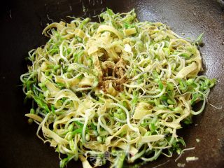 家常菜----绿豆芽炒干豆腐丝的做法步骤：5