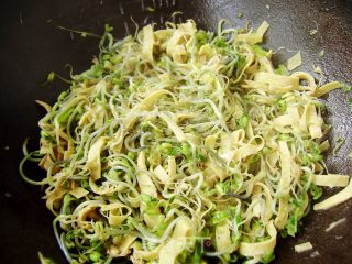 家常菜----绿豆芽炒干豆腐丝的做法步骤：6