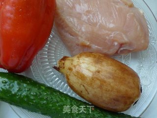 【莲藕青瓜炒鸡丁】精力好充沛的做法步骤：1