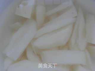 【莲藕青瓜炒鸡丁】精力好充沛的做法步骤：2