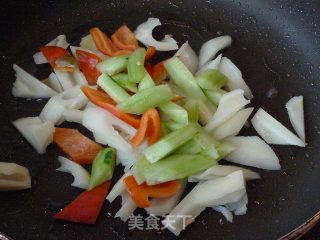 【莲藕青瓜炒鸡丁】精力好充沛的做法步骤：6