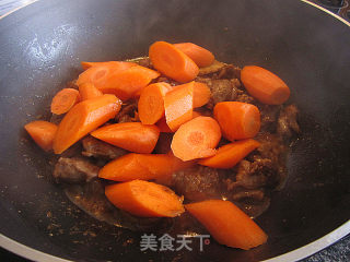 红咖喱焖牛腩红萝卜的做法步骤：5