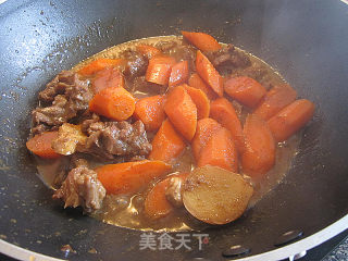 红咖喱焖牛腩红萝卜的做法步骤：7
