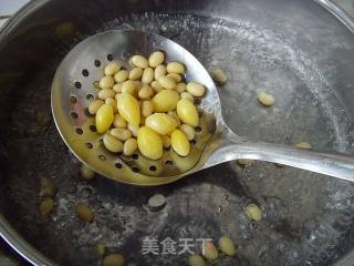白果黄豆鲫鱼汤的做法步骤：2