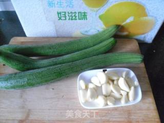 蒜仔烧丝瓜的做法步骤：1