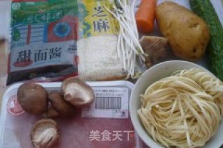 【炸酱面，花样做】家常炸酱面的做法步骤：1