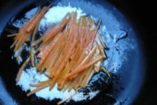 【炸酱面，花样做】家常炸酱面的做法步骤：5