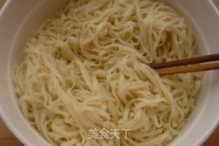 【炸酱面，花样做】家常炸酱面的做法步骤：6