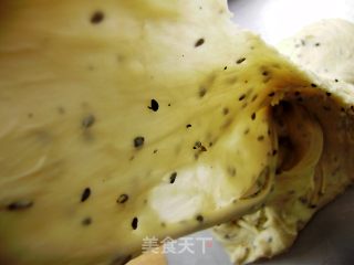 休闲小吃----黑芝麻小餐包的做法步骤：3