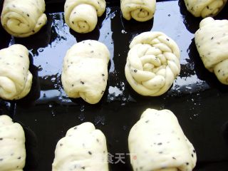 休闲小吃----黑芝麻小餐包的做法步骤：6