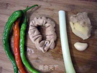 长椒肥肠的做法步骤：1