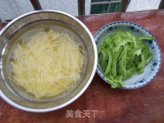 苦瓜炒土豆的做法步骤：1