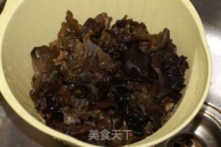黑木耳炒洋葱的做法步骤：1