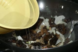 黑木耳炒洋葱的做法步骤：4