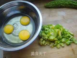 苦瓜煎蛋的做法步骤：2